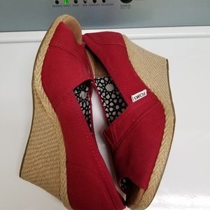 Women's red Toms size 8.5